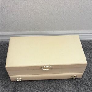 Elegant Lady Buxton Cream Jewelry Box